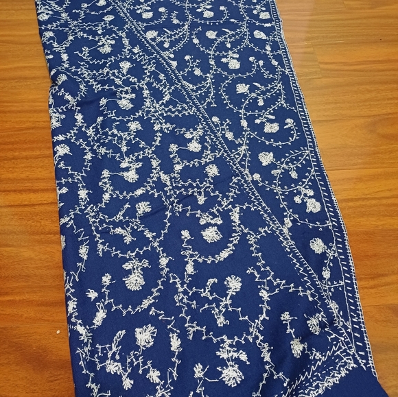 Pashmina stole and scarf jali handmade work - Picture 2 of 4